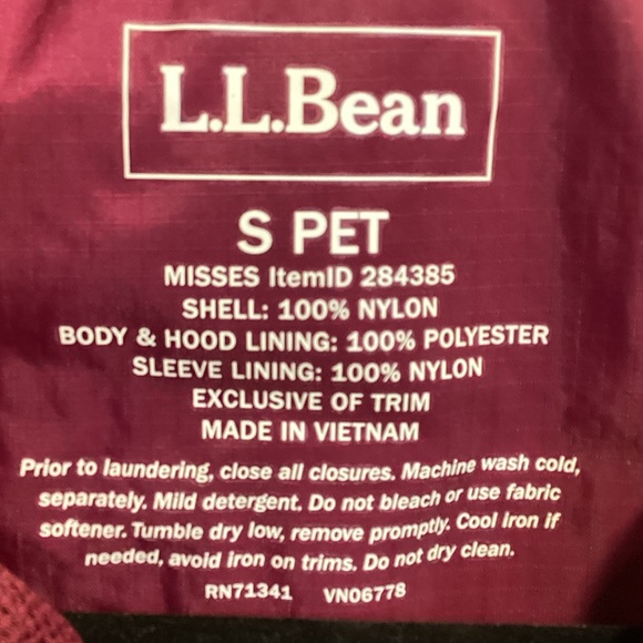 L.L. Bean Women’s Plum Hooded Full Zip Raincoat, Size Small Petite - Picture 2 of 16